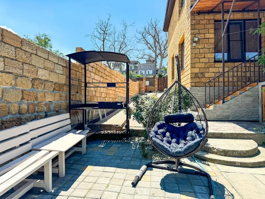 Новый дом с бассейном, садом, мангальной зоной и закрытой территорией