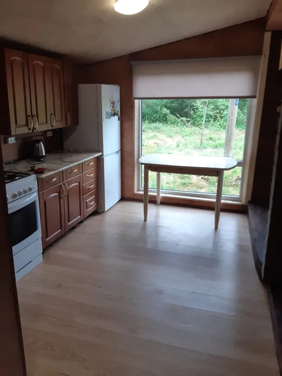 Деревянный двухэтажный дом на краю тихой деревни