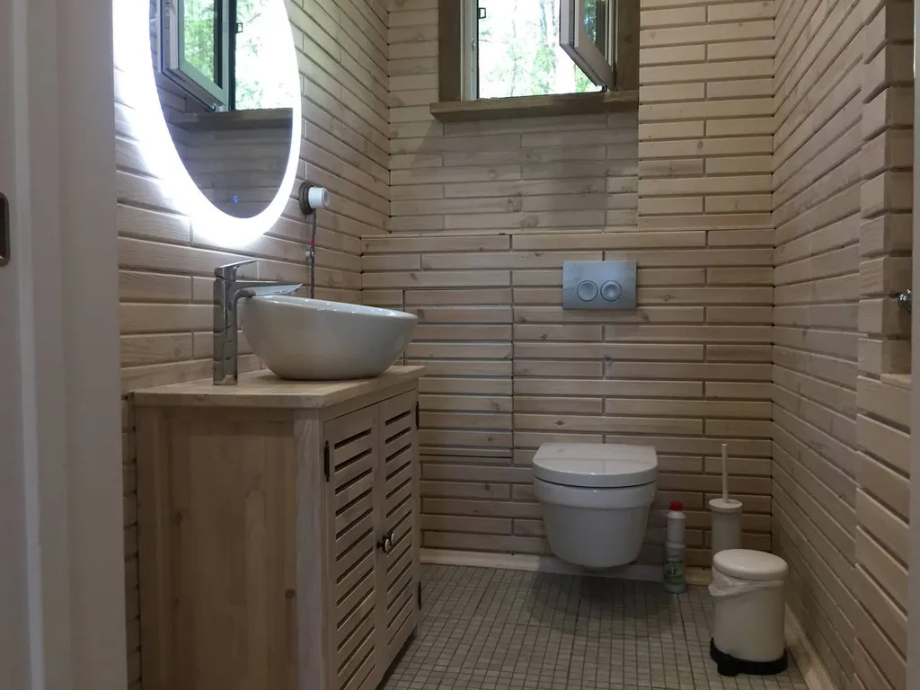 Домик в лесу на берегу озера