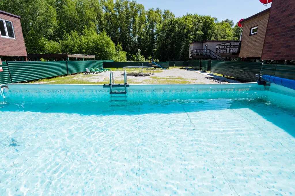 Бунгало на берегу озера в границе леса