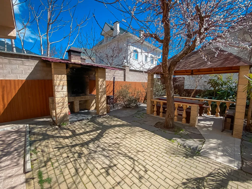 Частный дом с видом на море возле Ялты