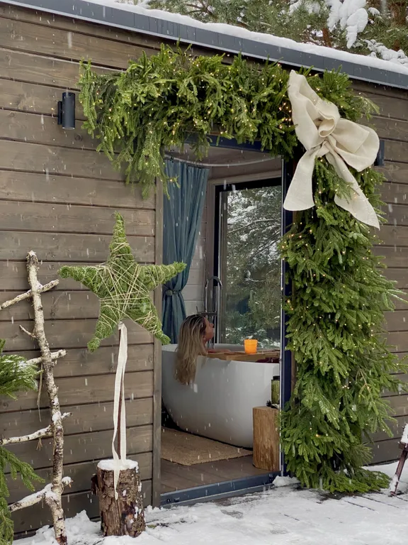 Скандинавский дом с ванной внутри и видом на лес