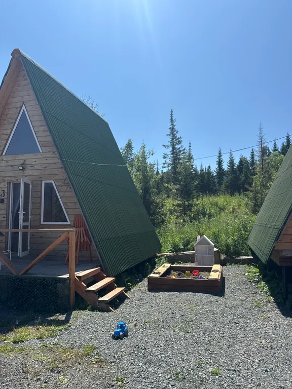 А-frame в окружении леса и гор