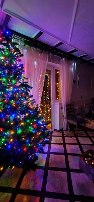 Дом с шикарной беседкой на озере