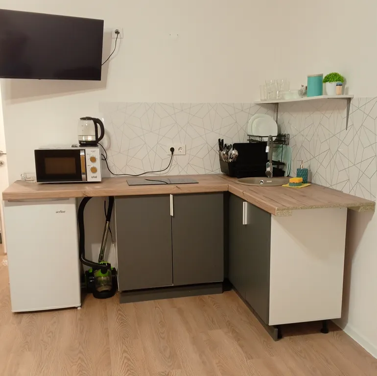 Студия напротив ГУОР по хоккею