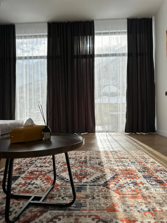 Новый коттедж с витражными окнами в центре