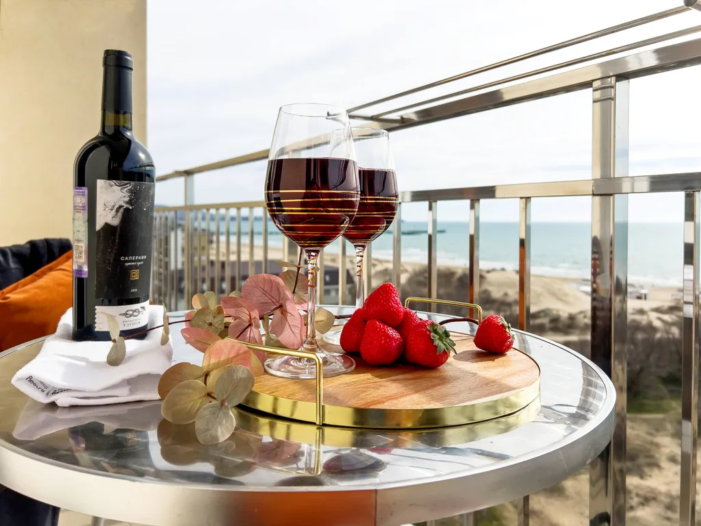 Номер двухкомнатный люкс с балконом у самого моря, с бассейном