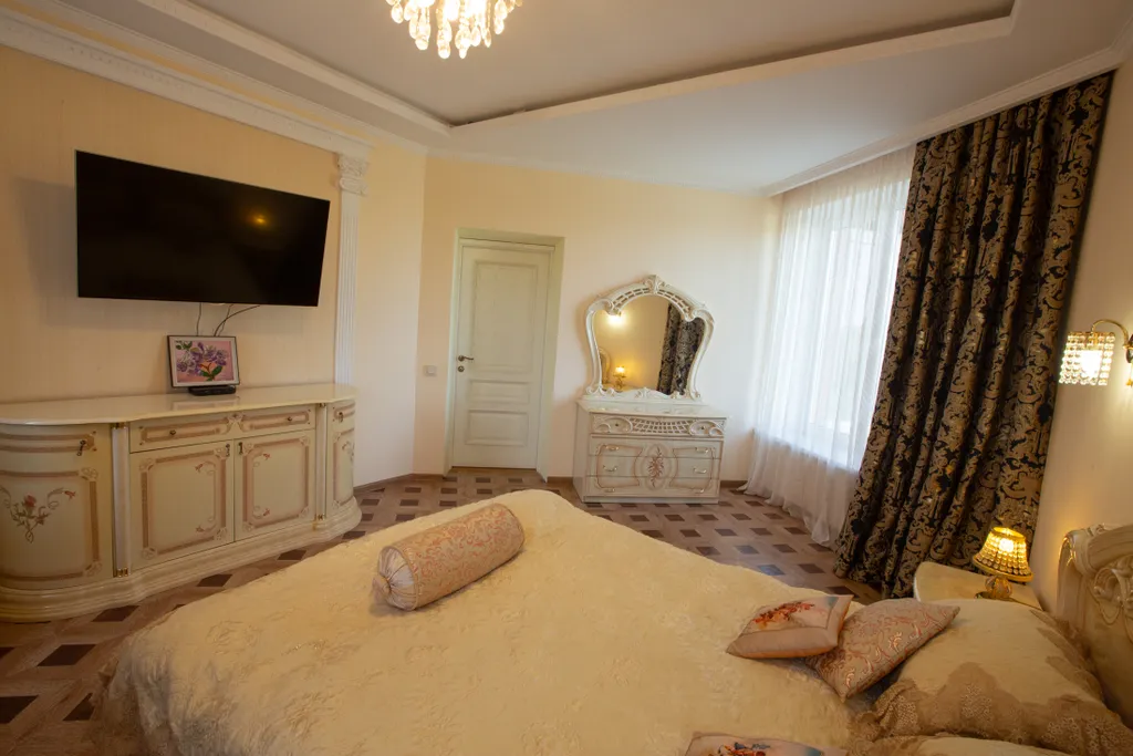 Большой трехэтажный дом