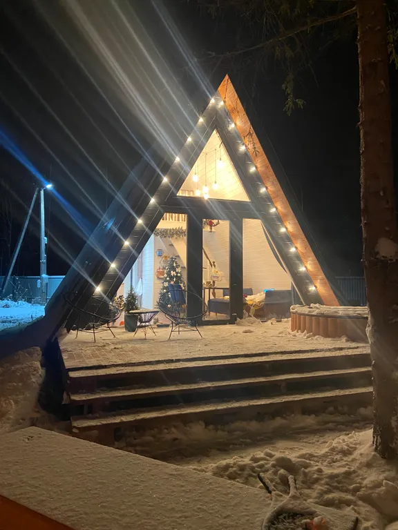 Дом A-frame с купелью, баней и бассейном в сосновом лесу