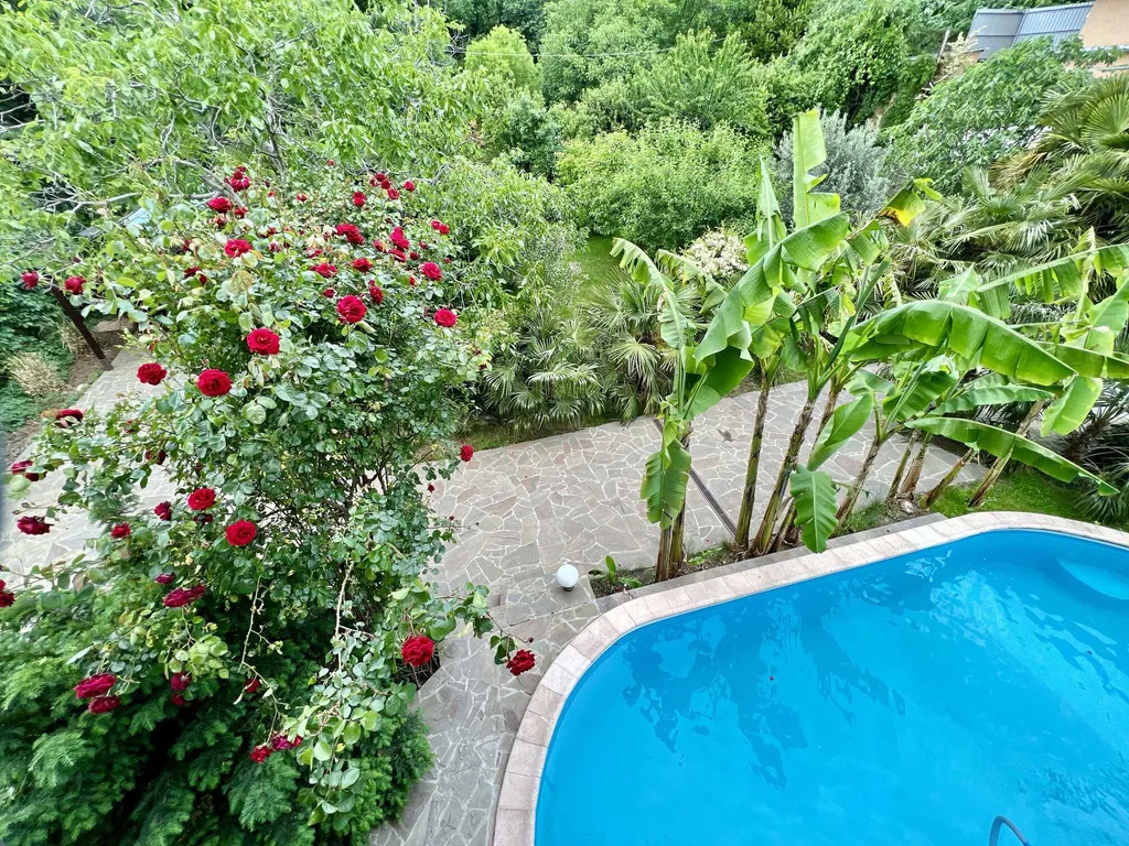 Дом в Гаспре с бассейном и беседкой