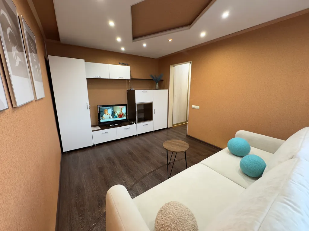 Люксовая двухкомнатная с авторским освещением