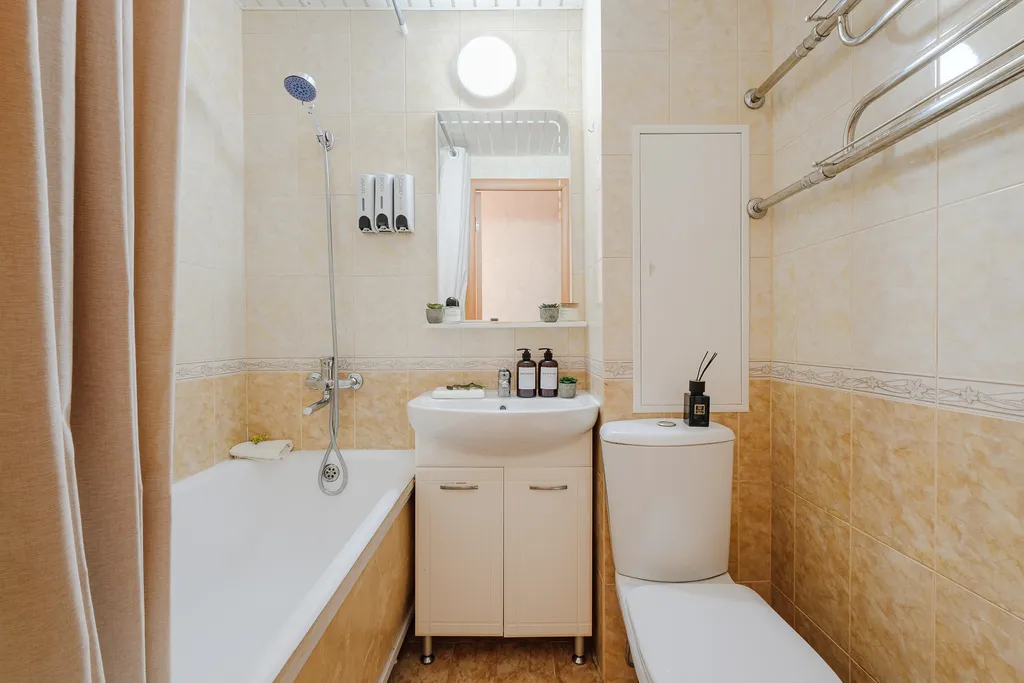 Широкая кровать и балкон для отдыха