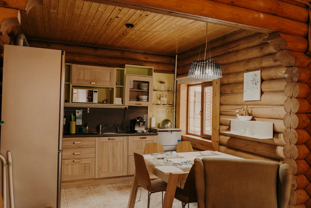 Дом напротив подъемника курорта Красная поляна с видом на горы