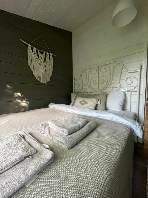 Уютный домик в ёлках