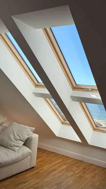 Лофт - мансарда с фронтальным видом на море