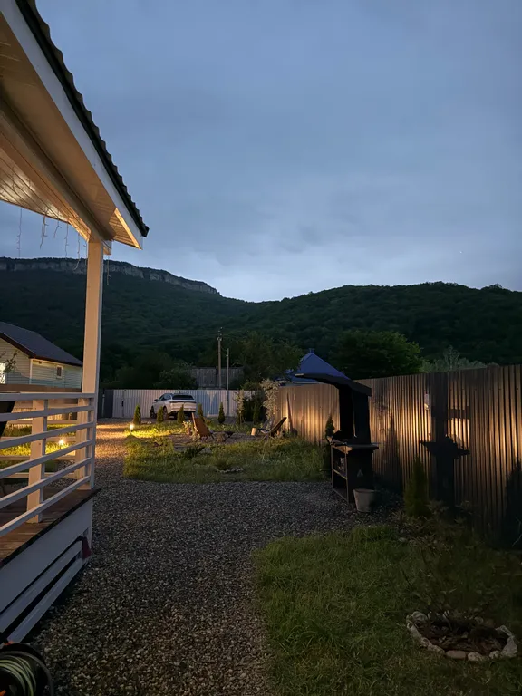 Новый дом с собственной территорией и видом на горы