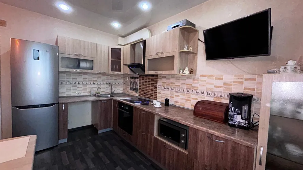 Современная трехкомнатная квартира с большой кухней