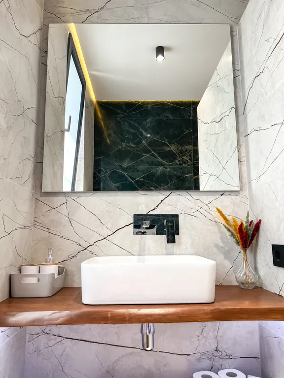 Новый современный дом с теплым бассейном и сауной