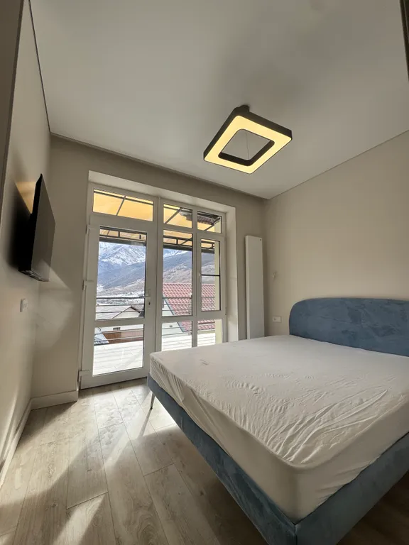 Большой загородный дом с бассейном, баней и рекой