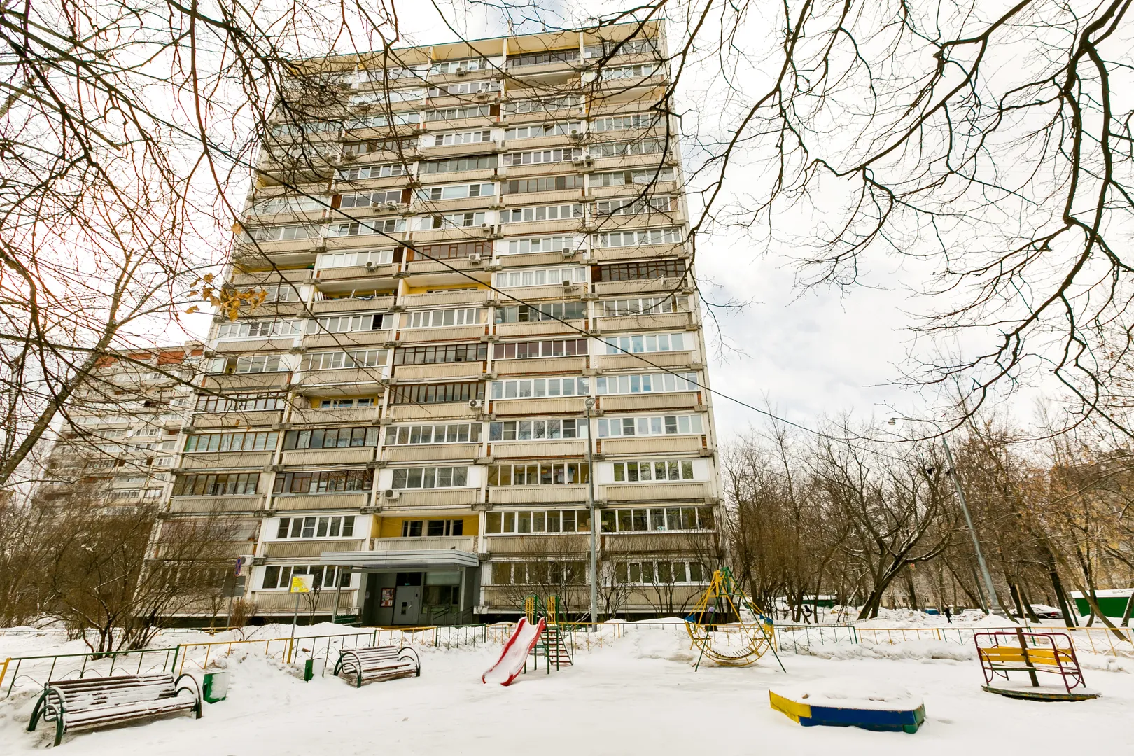 Фасад здания / вход зимой