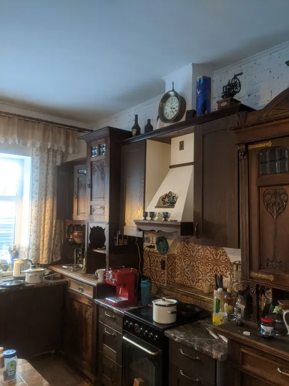 Большой красивый дом с камином в лесу