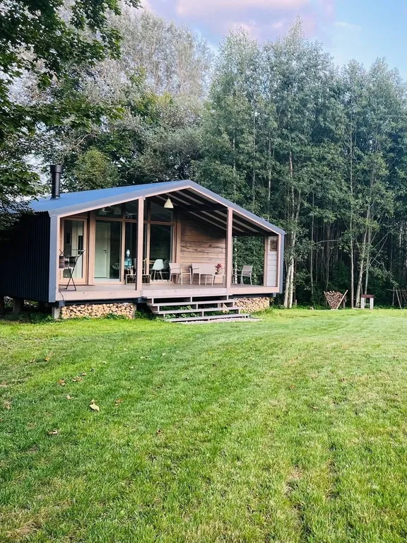 Коттедж Дом с панорамными окнами в окружении леса — аренда посуточно в Старица