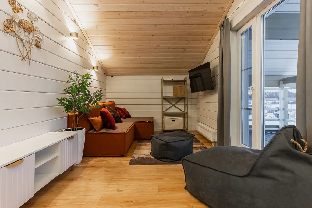 Новый дом с видом на озеро, сауной, гриль-домом и детской площадкой