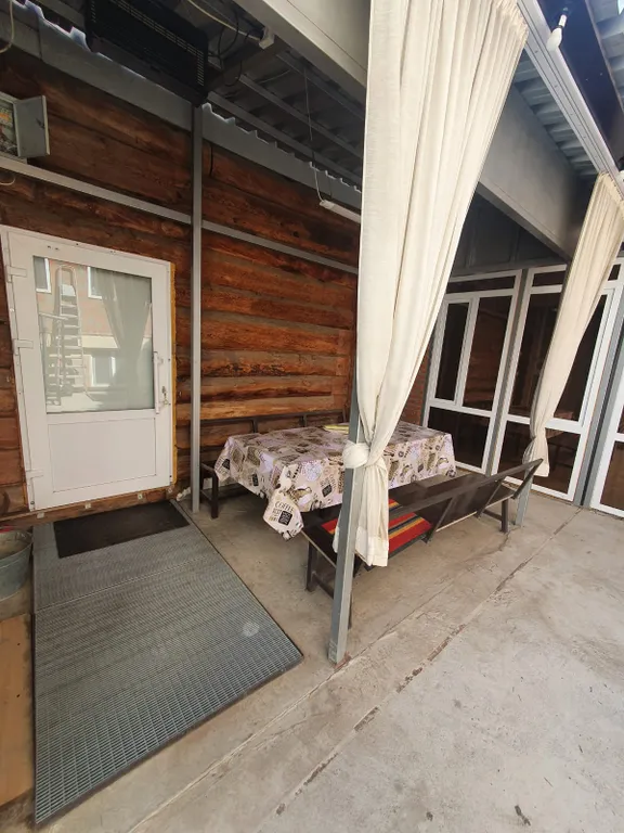 Комфортная студия с двуспальной кроватью и кухней на первом этаже