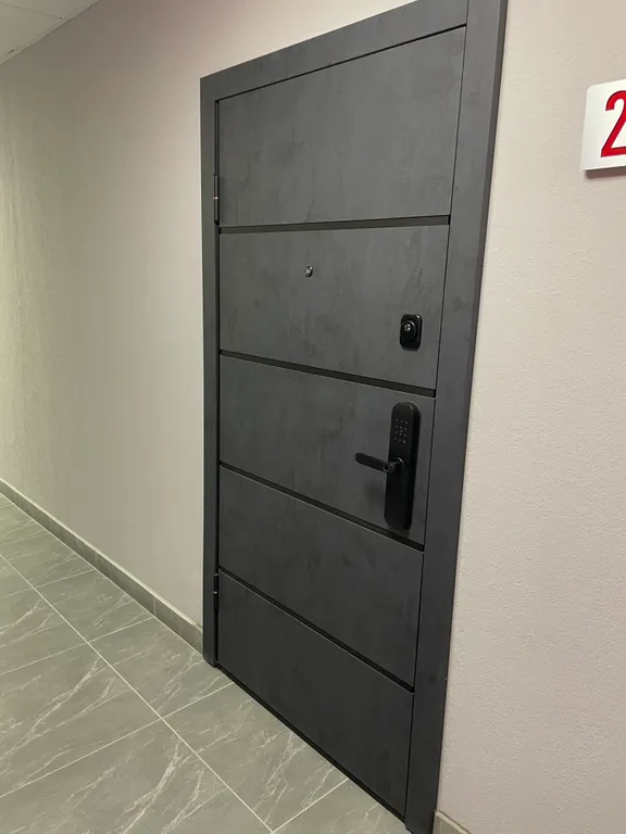 Апартаменты с панорамными окнами на лес и море и роскошным двором