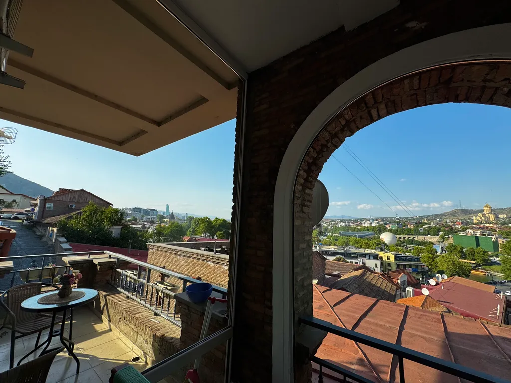 Трёхкомнатные апартаменты в Старом городе с видом на весь Тбилиси