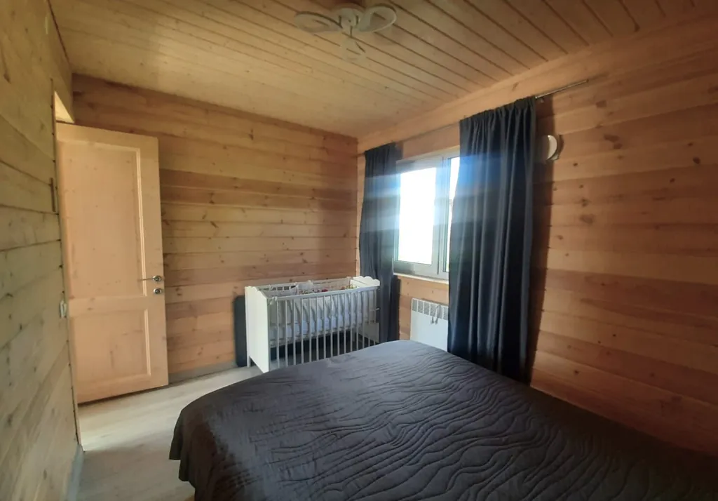 Дом с панорамными окнами и видом на озеро