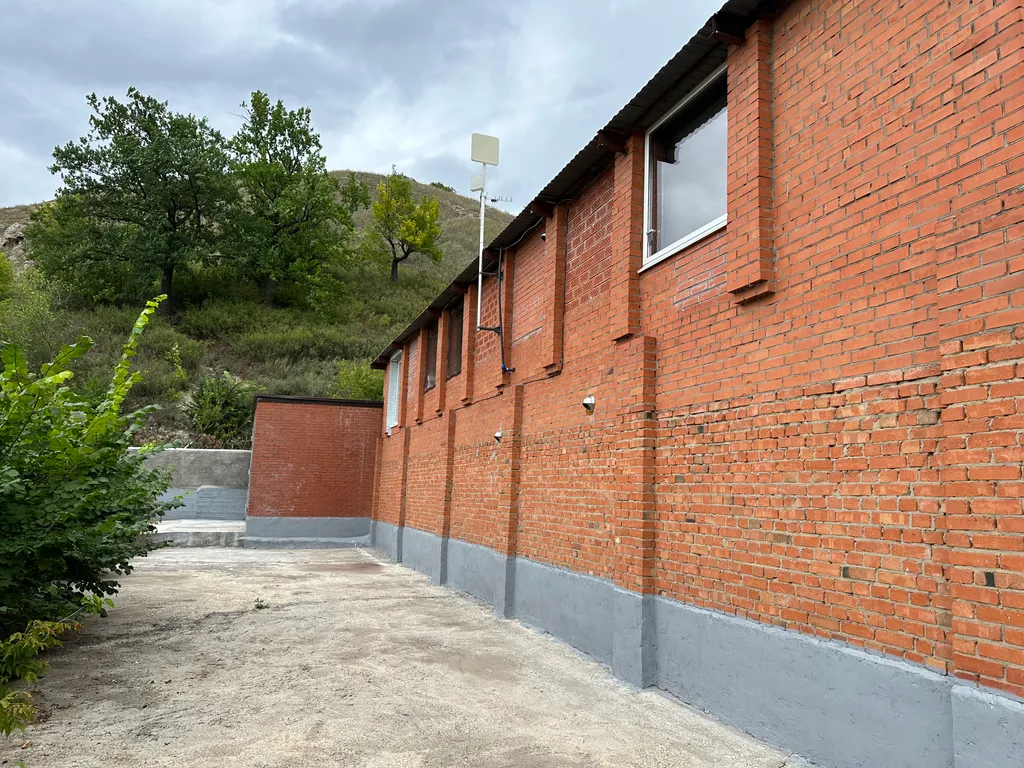 Уютный дом на берегу реки Волга