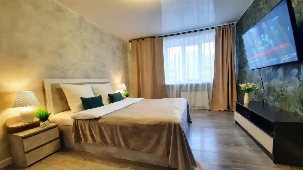 Светлая квартира с большой кроватью и Smart TV