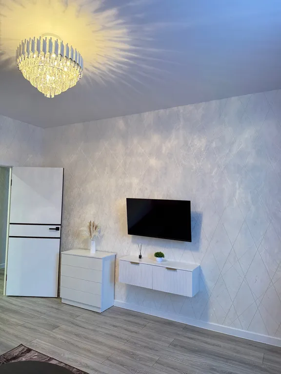 Светлая и чистая квартира с современным ремонтом.