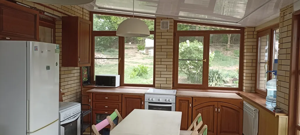 Уютный домик на берегу реки