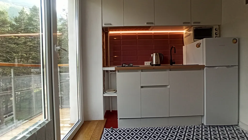 Светлая дизайнерская квартира с видом на горы и лес