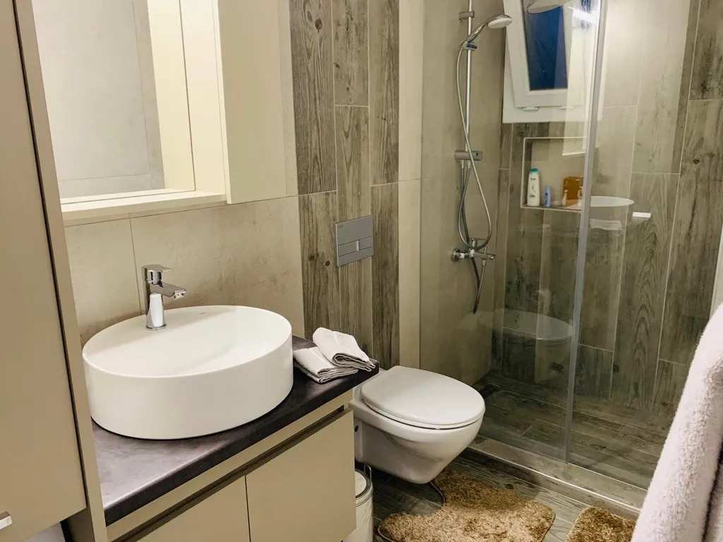 Современный апартамент с балконом и террасой с видом на море и горы