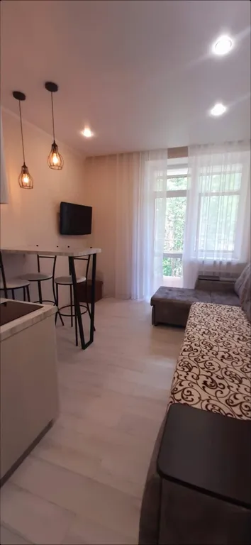 Уютная студия с видом на лес