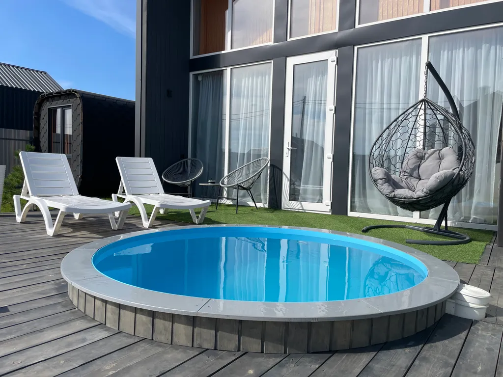 Дом в стиле барнхаус с тёплым бассейном и сауной