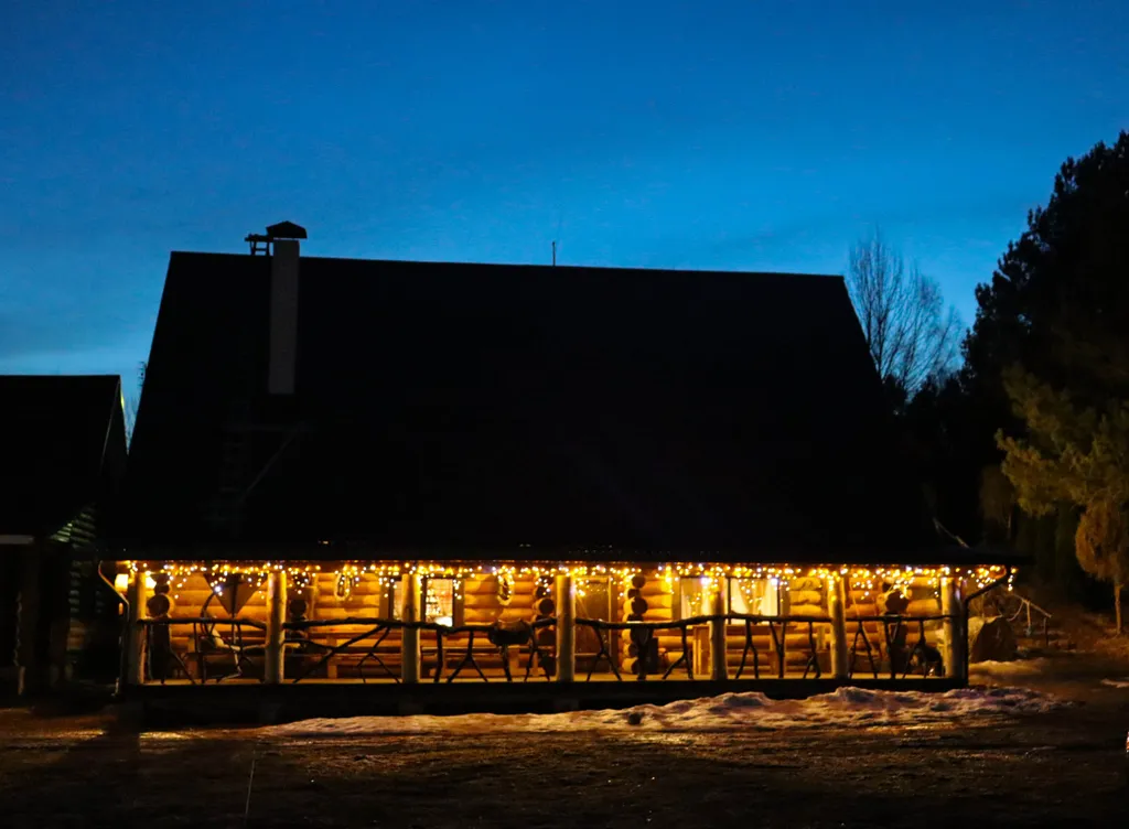 Усадьба Медвежий угол в лесу на берегу озера
