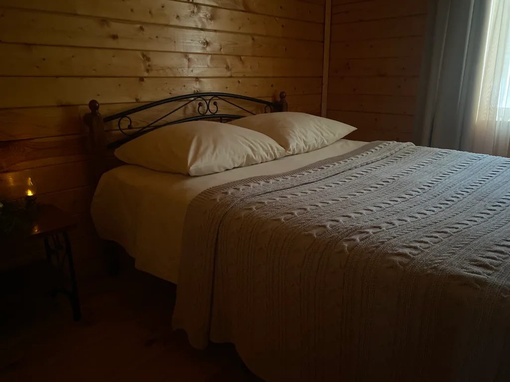 Берлога люкс, коттедж с банным чаном для отдыха с видом на лес и скалы