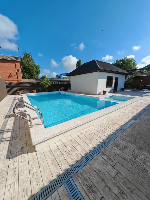 Светлые апартаменты в центре Витязево