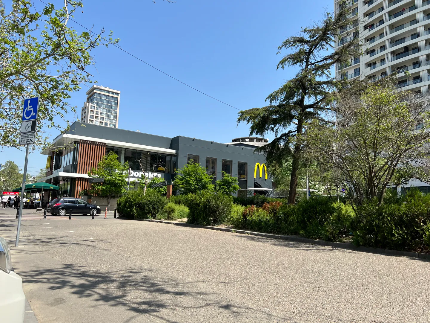 Ул. Мераба Костава "McDonald's" (Окрестности - 470м) 