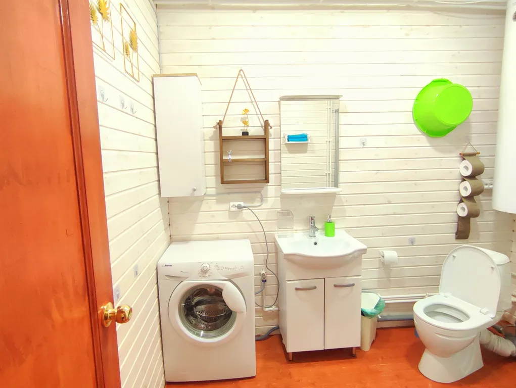 Петербургская дача на холме прямо у озера