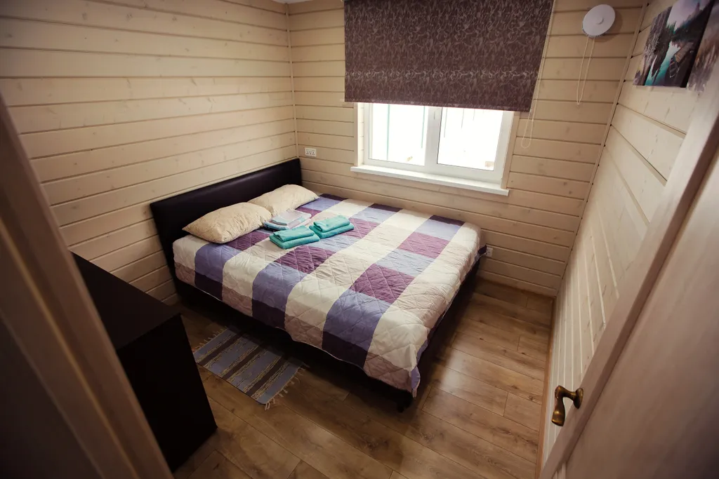 Уютный коттедж в деревенском стиле на берегу озера