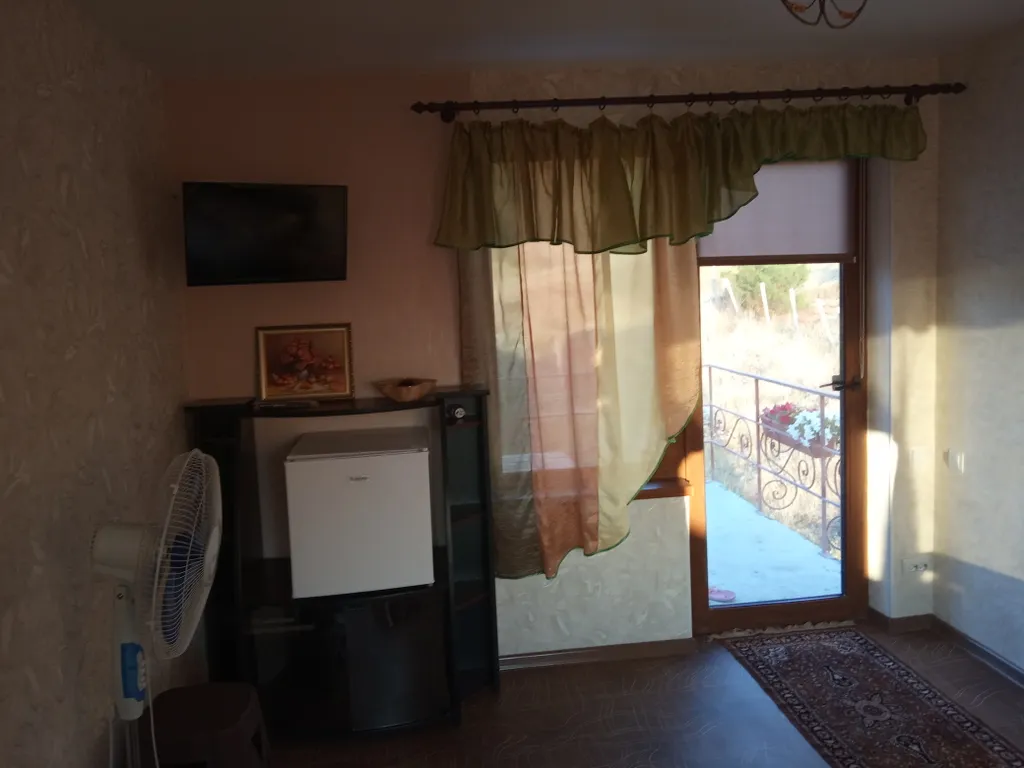 Домик у подножья заповедника КараДаг