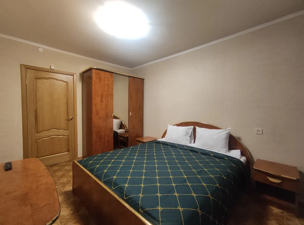 Квартира 3-комнатная квартира ochre apartament у Нефтегазового университета — Тюмень