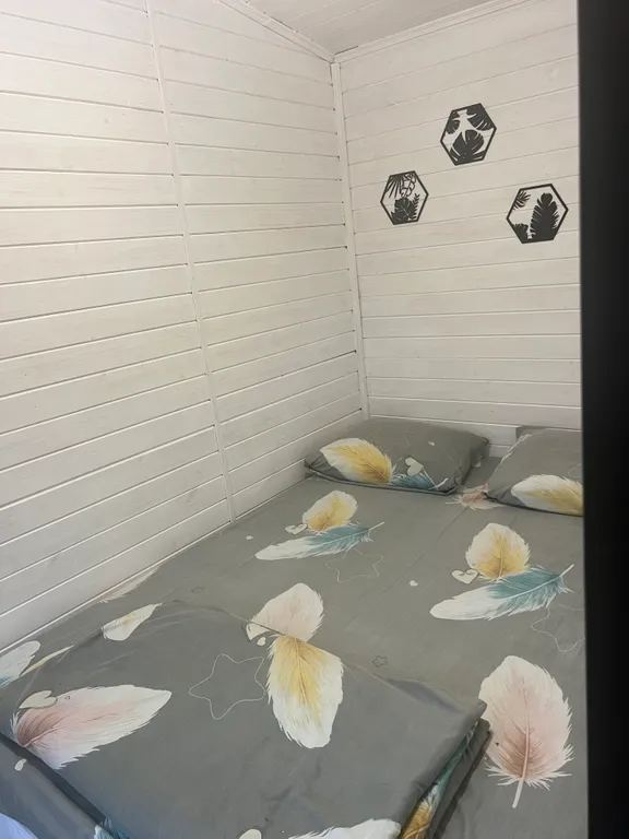 Новый домик на берегу реки с собственным прудом