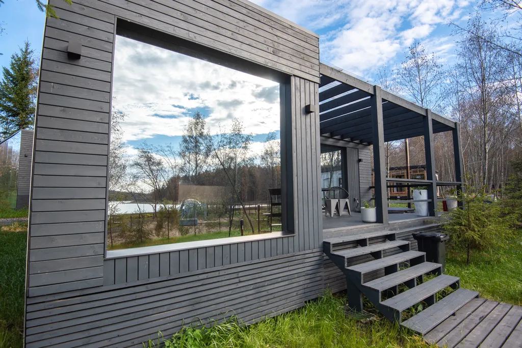 Зеркальный домик с террасой и теплой купелью