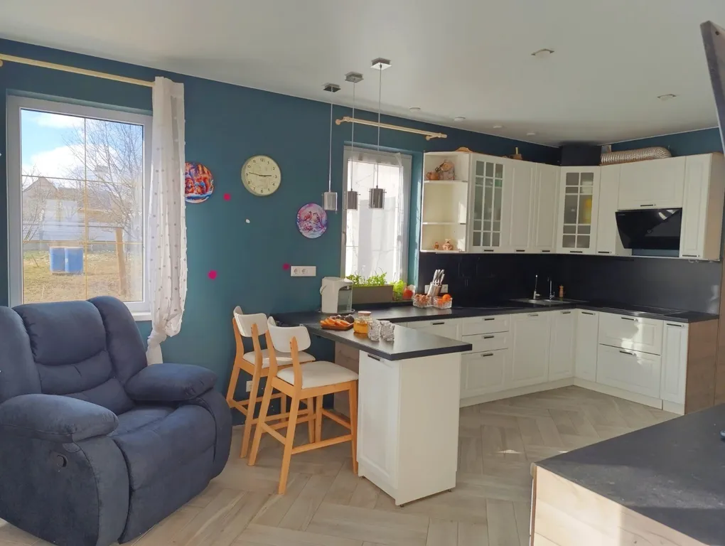 Уютный домик в деревне с беседкой и мангалом на улице